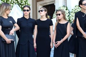 Ράγισαν καρδιές οι εγγονές του Γιάννη Βαρβιτσιώτη: «Παππού, μας λείπεις πολύ – Είναι τιμή μας που είμαστε εγγονές σου»