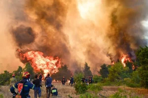 Πύρινος εφιάλτης δίχως τέλος, δύο νεκροί από σύγκρουση ελικοπτέρων – Μάχη για να μην μπει η φωτιά στον Άγιο Νεκτάριο και τα Βίλια