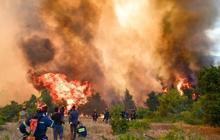 Πύρινος εφιάλτης δίχως τέλος, δύο νεκροί από σύγκρουση ελικοπτέρων – Μάχη για να μην μπει η φωτιά στον Άγιο Νεκτάριο και τα Βίλια