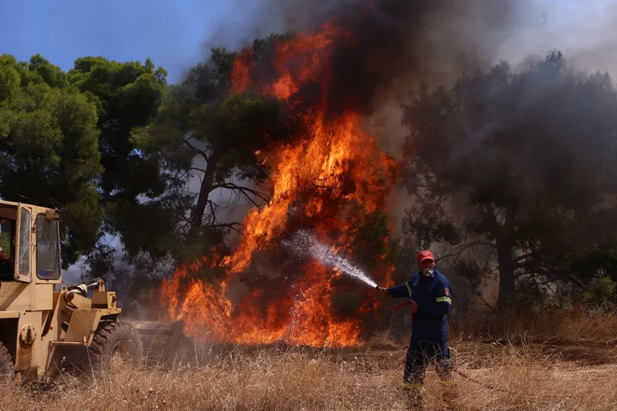 Φωτιές στην Δυτική Αττική: Καίγονται σπίτια στην Ψάθα – Μέτωπο και στην Ηλεία, κλειστή η Πύργου – Πατρών