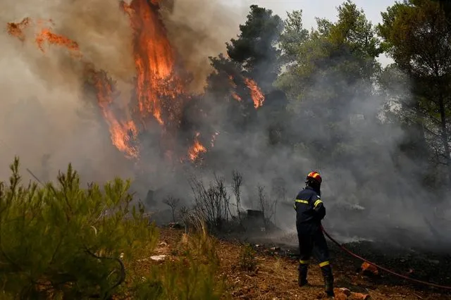 Εποχικοί Πυροσβέστες κατά Τουρνά: «Διαφήμιζες ότι φέτος το Σώμα έχει 19.000 πυροσβέστες – Και έκοψες τις άδειες των μονίμων»