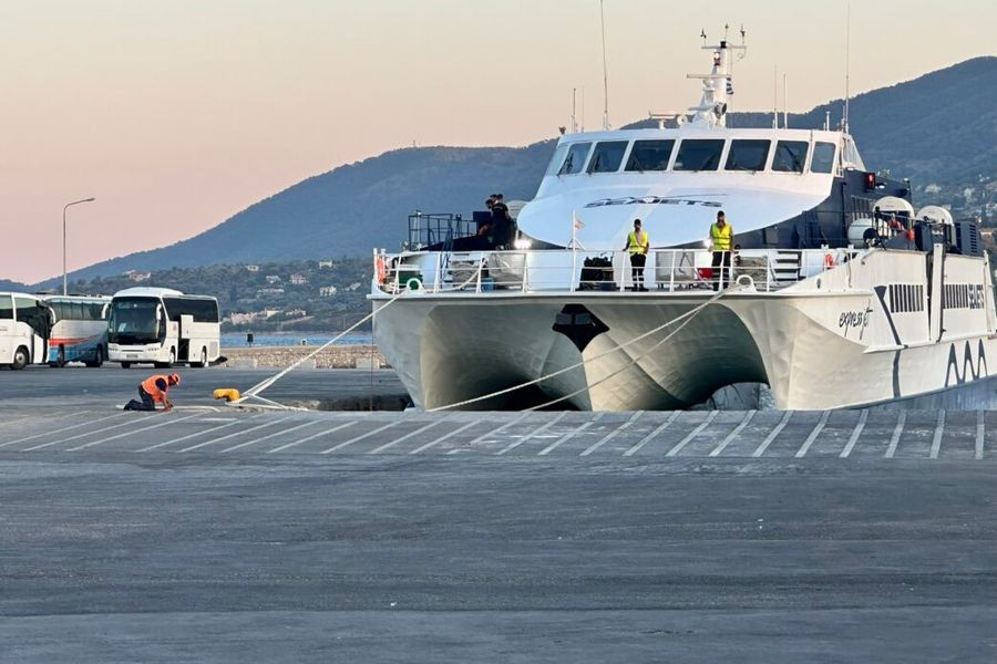 Στην Μυτιλήνη το πλοίο με τους μετανάστες από την Κρήτη