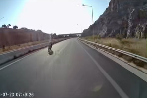 Κρήτη: Μοτοσυκλέτα προσπερνά αυτοκίνητο με ταχύτητα 200 χλμ την ώρα και εξαφανίζεται – Βίντεο