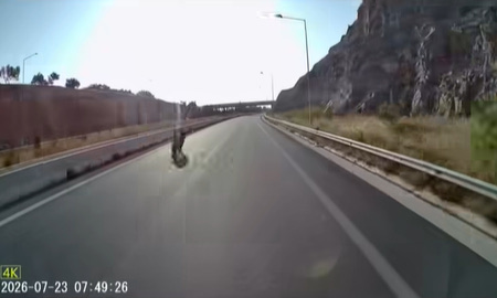 Κρήτη: Μοτοσυκλέτα προσπερνά αυτοκίνητο με ταχύτητα 200 χλμ την ώρα και εξαφανίζεται – Βίντεο