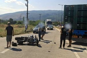 Σοβαρό τροχαίο στη Λάρισα: Νταλίκα συγκρούστηκε με μοτοσικλέτα στα Ψυγεία Αγιάς