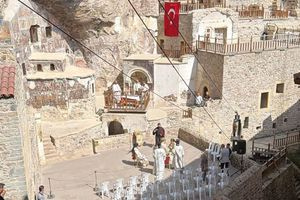 Παναγία Σουμελά: Συγκίνηση στη Θεία Λειτουργία παρά τους τουρκικούς περιορισμούς – Βίντεο