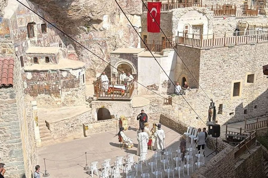 Παναγία Σουμελά: Συγκίνηση στη Θεία Λειτουργία παρά τους τουρκικούς περιορισμούς – Βίντεο