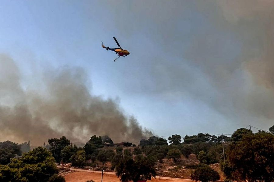 Αίγιο: Μάχη με τις φλόγες στις Νεραντζιές – Τέσσερα αεροπλάνα και δύο ελικόπτερα ξεκινούν ρίψεις νερού