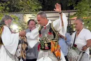 Ο Νίκος Αλιάγας χόρεψε με παραδοσιακή φουστανέλα στο πανηγύρι του χωριού του στη Σταμνά Μεσολογγίου