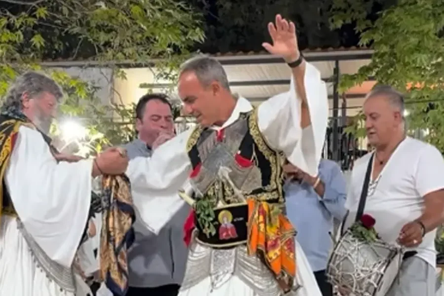 Ο Νίκος Αλιάγας χόρεψε με παραδοσιακή φουστανέλα στο πανηγύρι του χωριού του στη Σταμνά Μεσολογγίου