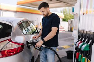 Γιατί πρέπει να βάζω βενζίνη στο αυτοκίνητο μόνο τη Δευτέρα -Ο κανόνας που λίγοι γνωρίζουν