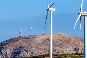 Σε ισχύ το νέο Χωροταξικό για τις ΑΠΕ: Πού απαγορεύονται τα αιολικά πάρκα, τι αλλάζει σε νησιά και Natura