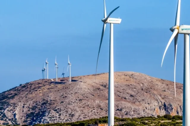 Σε ισχύ το νέο Χωροταξικό για τις ΑΠΕ: Πού απαγορεύονται τα αιολικά πάρκα, τι αλλάζει σε νησιά και Natura