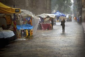 Ισπανία: Eπτά τραυματίες από σφοδρές βροχοπτώσεις – Εκκενώθηκε κάμπινγκ