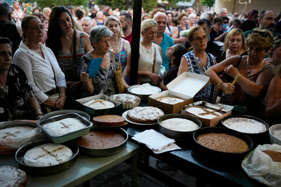 Διεθνές θέμα η γιορτή του Αγίου Φανουρίου: Χιλιάδες πιστοί ζητούν βοήθεια για κάθε είδους απώλεια