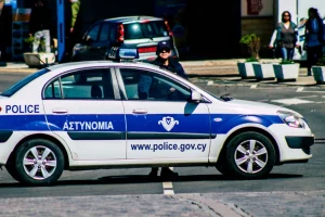 Πατέρας στην Κύπρο άφησε την 11χρονη κόρη του μόνη στο σπίτι και ταξίδεψε στην Αλβανία για έναν… ποδοσφαιρικό αγώνα