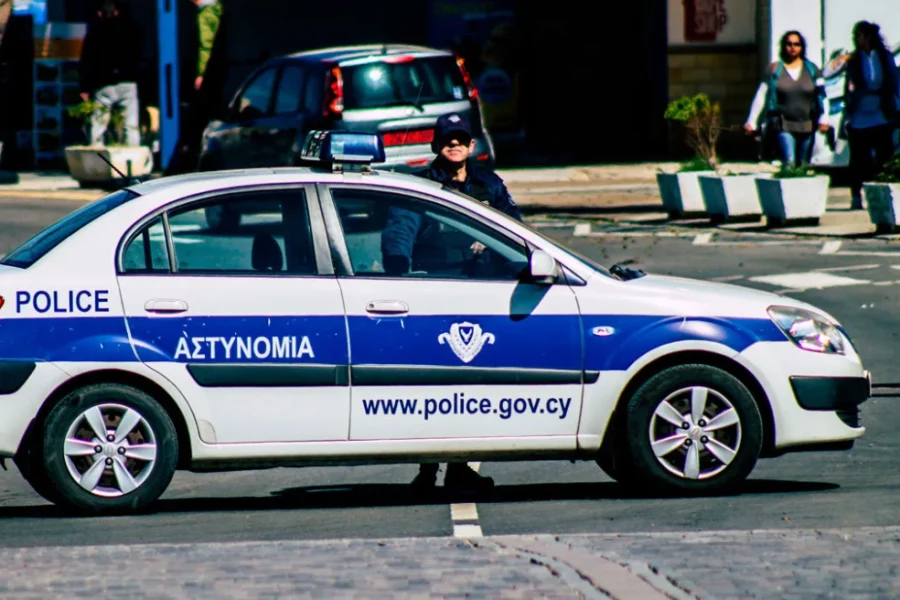 Πατέρας στην Κύπρο άφησε την 11χρονη κόρη του μόνη στο σπίτι και ταξίδεψε στην Αλβανία για έναν… ποδοσφαιρικό αγώνα