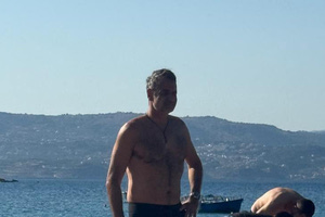 Κυριάκος Μητσοτάκης: Πρωινή βουτιά στο Μαράθι μετά το ατύχημα με το ποδήλατο