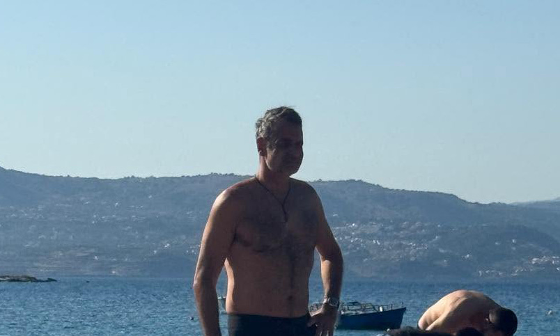 Κυριάκος Μητσοτάκης: Πρωινή βουτιά στο Μαράθι μετά το ατύχημα με το ποδήλατο