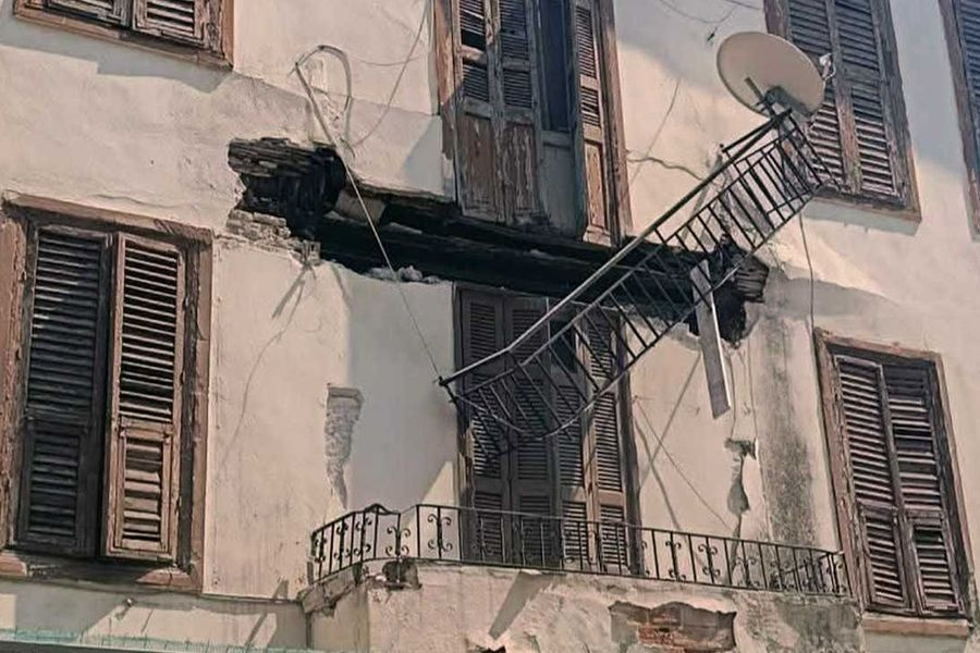 Καβάλα: Μπαλκόνι αποκολλήθηκε και έπεσε σε δρόμο – Γλίτωσε από τύχη οδηγός μηχανής που περνούσε από το σημείο