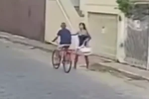 Σοκαριστικό έγκλημα στη Βραζιλία: 24χρονη μαχαίρωσε και σκότωσε εν ψυχρώ 81χρονο που έκανε ποδήλατο (vid)