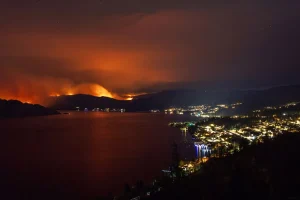 Kάτοικοι τρέπονται σε φυγή για να σωθούν από πυρκαγιά που μαίνεται στον Καναδά