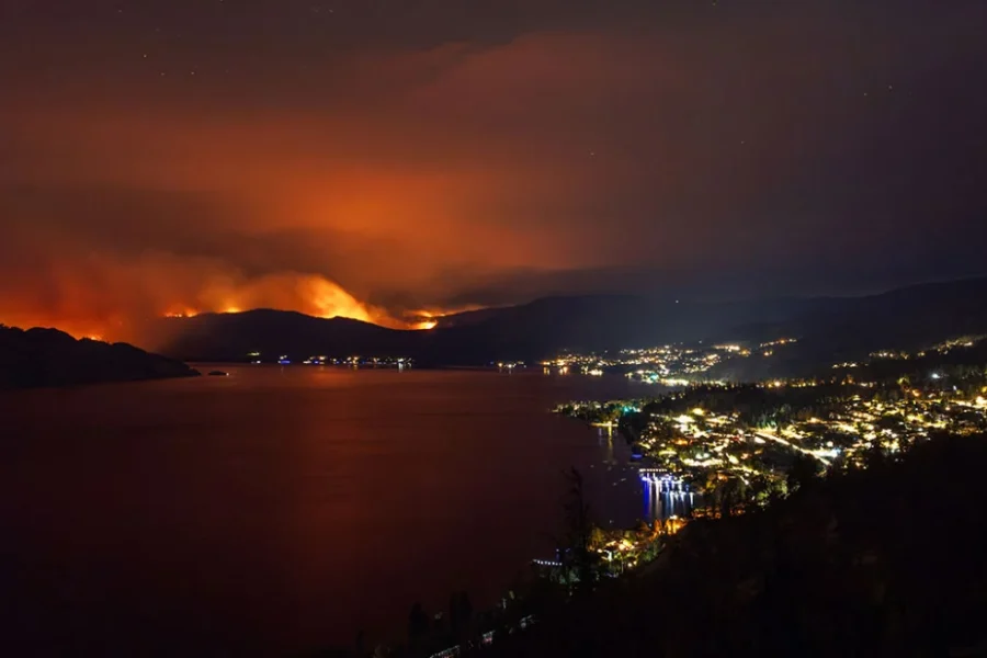 Kάτοικοι τρέπονται σε φυγή για να σωθούν από πυρκαγιά που μαίνεται στον Καναδά