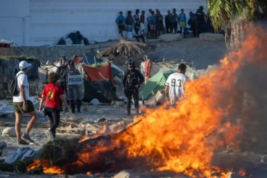 Ξεφεύγει πάλι η κατάσταση στη Θέουτα: Κάτοικοι καίνε σκηνές μεταναστών και μπλοκάρουν τη διανομή φαγητού, δείτε βίντεο