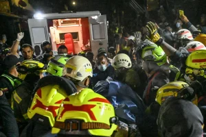 Κολομβία: Γυναίκα ανασύρθηκε ζωντανή από τα συντρίμμια 36 ώρες μετά τον φονικό σεισμό