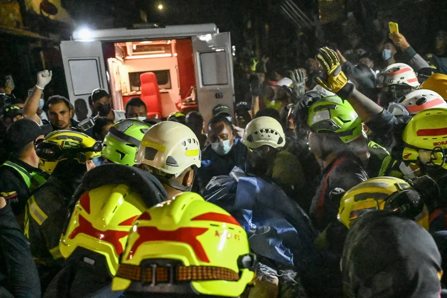 Κολομβία: Γυναίκα ανασύρθηκε ζωντανή από τα συντρίμμια 36 ώρες μετά τον φονικό σεισμό