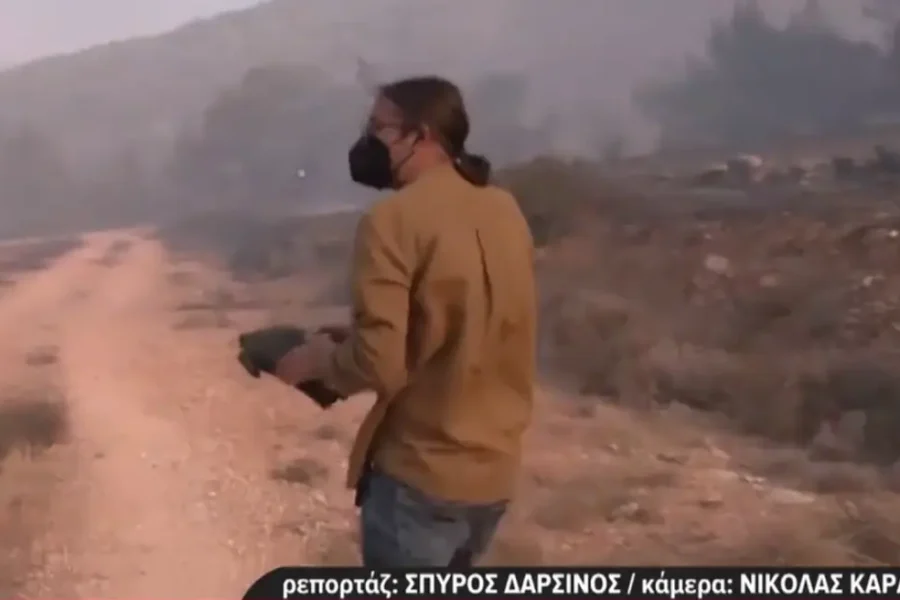 Δημοσιογράφος διέκοψε το live από τη φωτιά στον Κουβαρά για να σώσει χελώνα από τις φλόγες (vid)