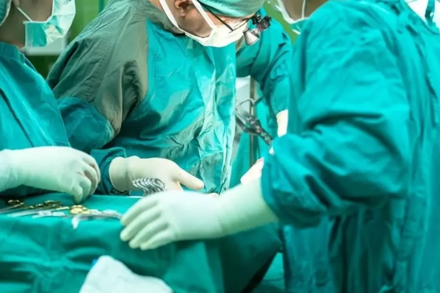 Επιτυχής η πρώτη εγχείρηση με τη βοήθεια ΑΙ – Αφαιρέθηκε όγκος από ασθενή που έχανε την όρασή του
