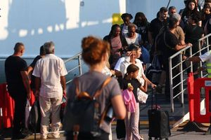 «Βούλιαξε» από κόσμο το λιμάνι του Ηρακλείου – Πάνω από 34.000 επιβάτες και χιλιάδες οχήματα σε ένα τριήμερο