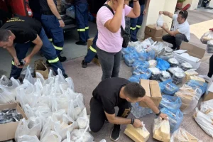 Κίνηση ανθρωπιάς από τον Δήμο Μυλοποτάμου: Πάνω από 1.200 μερίδες φαγητού και είδη πρώτης ανάγκης σε πυρόπληκτους και πυροσβέστες (pics)