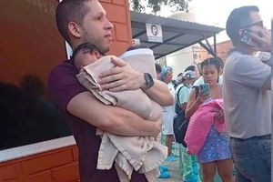 Σεισμός στην Κολομβία: Ο παιδίατρος που έγινε ήρωας διασώζοντας βρέφη – «Είναι άγγελος επι Γης»