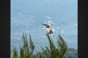 Έξι σενάρια για τη σύγκρουση των δύο ελικοπτέρων στην Ψάθα: Ο ανθρώπινος παράγοντας, ο ρόλος της φωτιάς και η τεχνική βλάβη
