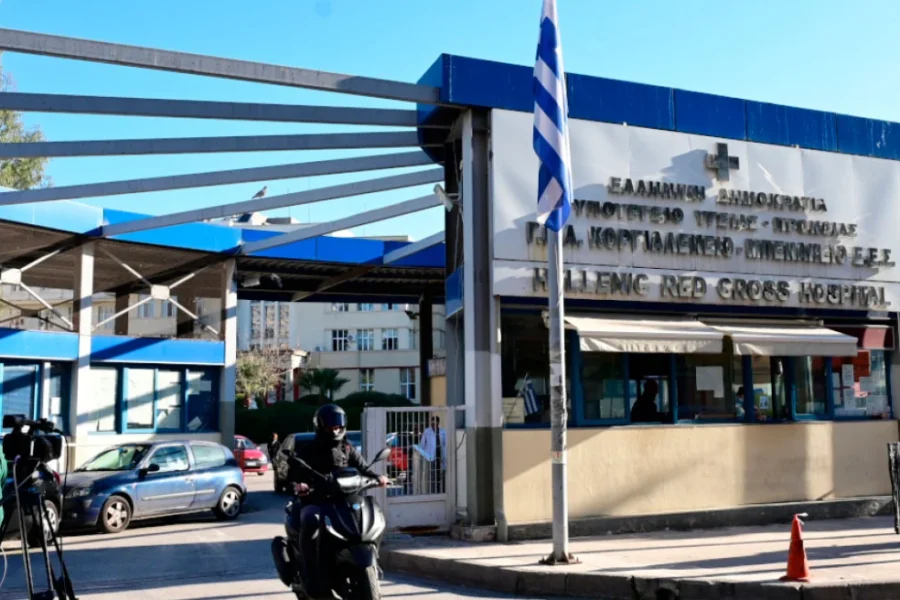 Ασθενής ξυλοκόπησε νοσηλεύτρια στα Επείγοντα του Ερυθρού Σταυρού, την άρπαξε από τα μαλλιά και τη χτύπησε σε πόρτες – Τι καταγγέλλει η ΠΟΕΔΗΝ