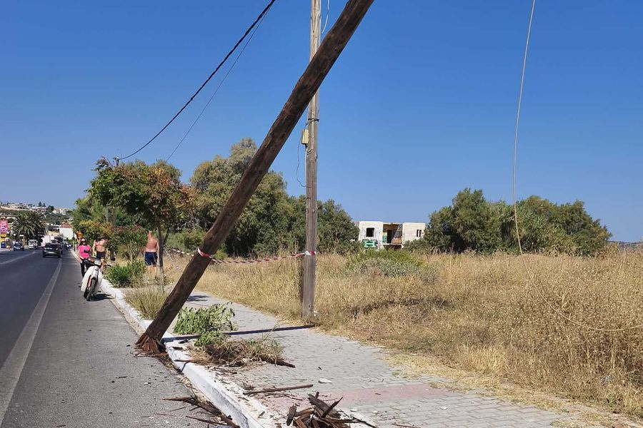 Διαλύθηκε στύλος της ΔΕΗ, κόπηκε δένδρο, μπήκε κορδέλα, αλλά κανείς δεν ξέρει τίποτα! (φωτογραφίες)