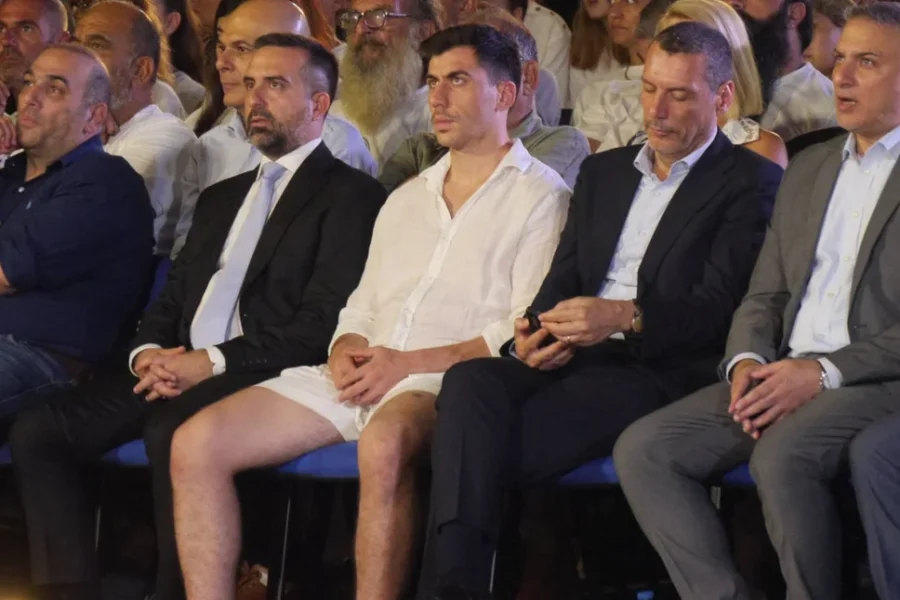 Αντιδράσεις για τον Φειδία Παναγιώτου – Εμφανίστηκε με σορτς σε εκδήλωση μνήμης για τους Ισαάκ -Σολωμού