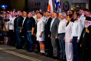 Κύπρος: Αντιδράσεις για την εμφάνιση του Φειδία Παναγιώτου με σορτς σε εκδήλωση μνήμης για Ισαάκ και Σολωμού
