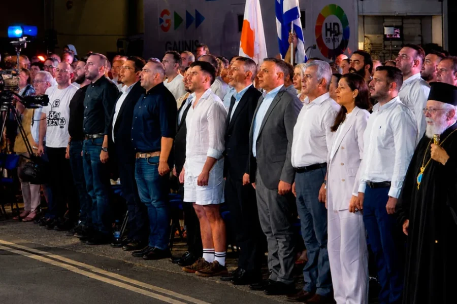 Κύπρος: Αντιδράσεις για την εμφάνιση του Φειδία Παναγιώτου με σορτς σε εκδήλωση μνήμης για Ισαάκ και Σολωμού