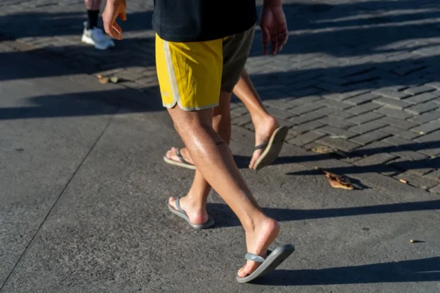 Πώς οι σαγιονάρες μπορούν να καταστρέψουν τα πόδια μας – Ποδίατροι εξηγούν