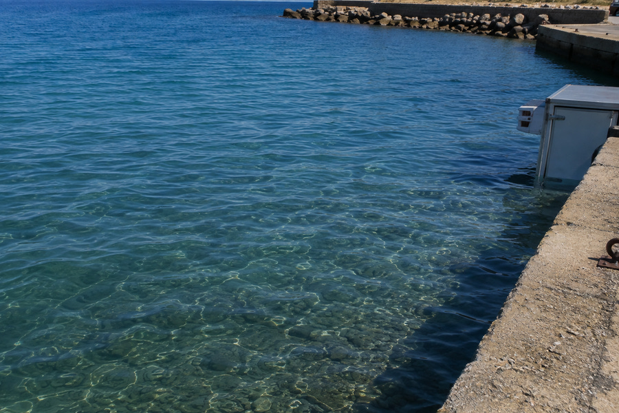 Φορτηγό κατέληξε στη θάλασσα στο λιμάνι των Γουβών – Σώος ο οδηγός