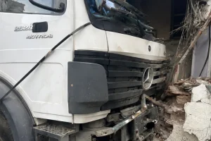 Παρ’ ολίγον τραγωδία στη Μαγνησία: «Aκυβέρνητο» φορτηγό έκοψε στύλο ηλεκτροδότησης και προσέκρουσε σε πολυκατοικία