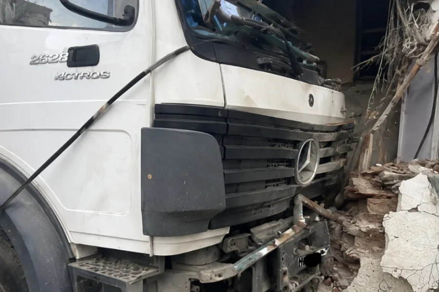 Παρ’ ολίγον τραγωδία στη Μαγνησία: «Aκυβέρνητο» φορτηγό έκοψε στύλο ηλεκτροδότησης και προσέκρουσε σε πολυκατοικία