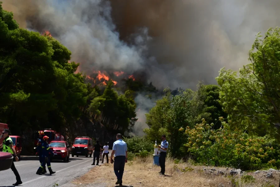 Πλησιάζουν τα Βίλια οι φλόγες, εκκενώνονται περιοχές προς τα Μέγαρα -Μαίνεται η φωτιά στη Κεφαλονιά