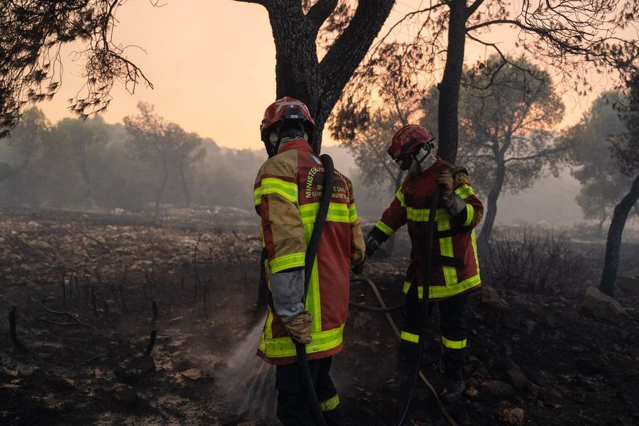 Στις φλόγες η Δυτική Αττική: Από Ψάθα προς Λούμπα το πιο δύσκολο σημείο – «Κρίσιμο το διάστημα μετά τις 13:30»