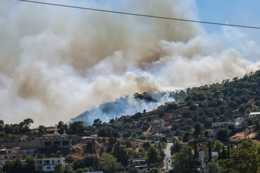 Φωτιές στη Σαλαμίνα: Εκκενώνουν δια θαλάσσης από Σατερλί και Κολώνες, απεγκλωβίστηκαν ήδη πάνω από 90 άτομα