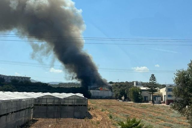 Ρέθυμνο: Μεγάλη κινητοποίηση της Πυροσβεστικής για φωτιά στο Σφακάκι