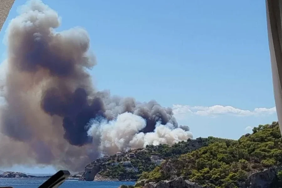 Φωτιά στη Σαλαμίνα: Δύο άνδρες νεκροί από την πυρκαγιά στα Περιστέρια